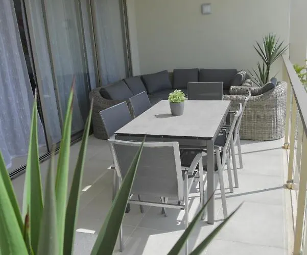 Luxury Oasis Sea View Апартаменты Портиман